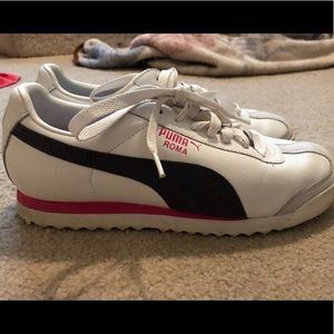 Women’s Puma Roma Sneakers Size: 8
